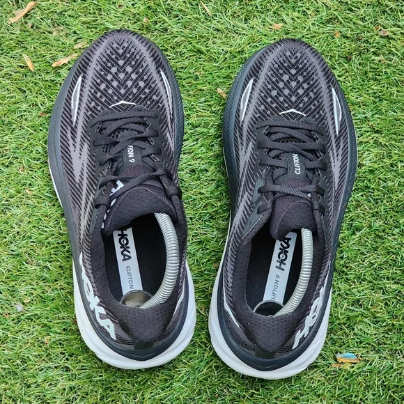 HOKA CLIFTON 9 - Womens Athletic Shoes - SIZE 8.5D WIDE