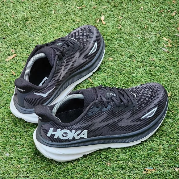 HOKA CLIFTON 9 - Womens Athletic Shoes - SIZE 8.5D WIDE