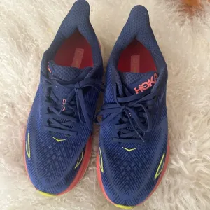 Hoka one one Clifton 9 wide- size 9.5 WIDE WIDTH