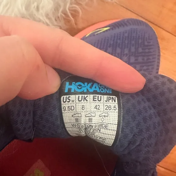 Hoka one one Clifton 9 wide- size 9.5 WIDE WIDTH