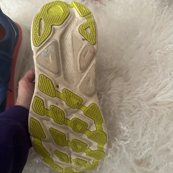 Hoka one one Clifton 9 wide- size 9.5 WIDE WIDTH