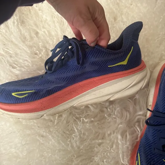 Hoka one one Clifton 9 wide- size 9.5 WIDE WIDTH
