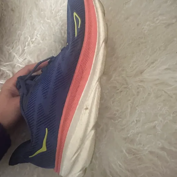 Hoka one one Clifton 9 wide- size 9.5 WIDE WIDTH