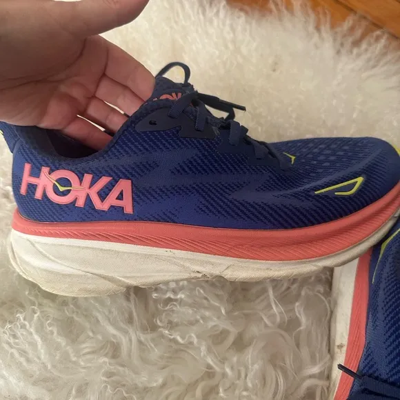 Hoka one one Clifton 9 wide- size 9.5 WIDE WIDTH