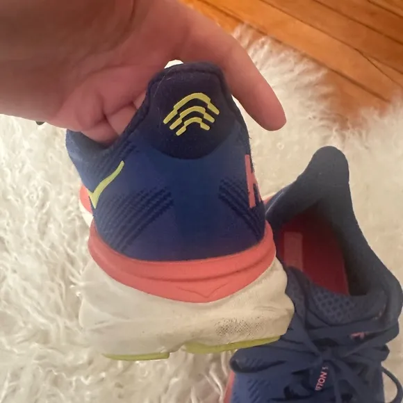Hoka one one Clifton 9 wide- size 9.5 WIDE WIDTH