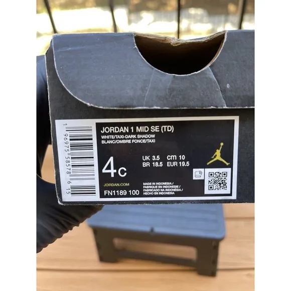 Jordan 1 Mid SE (TD) White/Taxi-Dark Shadow Size 4C (FN1189-100)