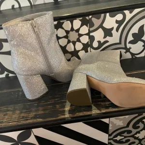 MADDEN GIRL sparkly silver heeled boots with side zips🤩( easy on/easy off)🤩