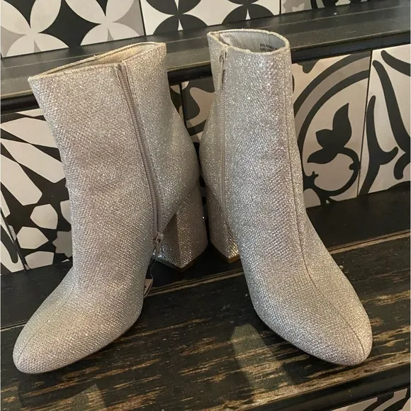 MADDEN GIRL sparkly silver heeled boots with side zips🤩( easy on/easy off)🤩