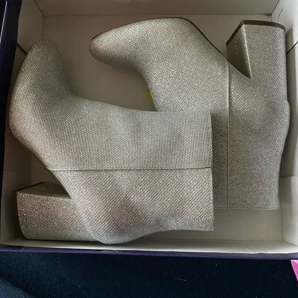 MADDEN GIRL sparkly silver heeled boots with side zips🤩( easy on/easy off)🤩