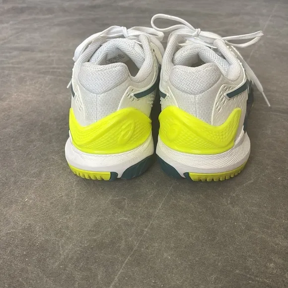 Men’s ASICS Gel Resolution Tennis shoes size 9.5. Like new.