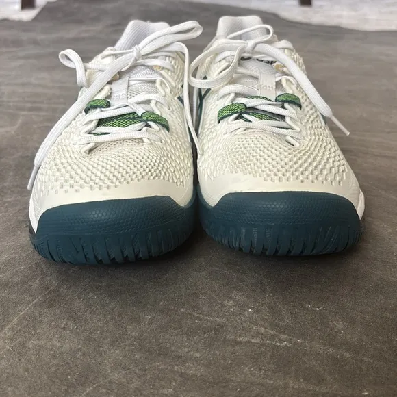 Men’s ASICS Gel Resolution Tennis shoes size 9.5. Like new.
