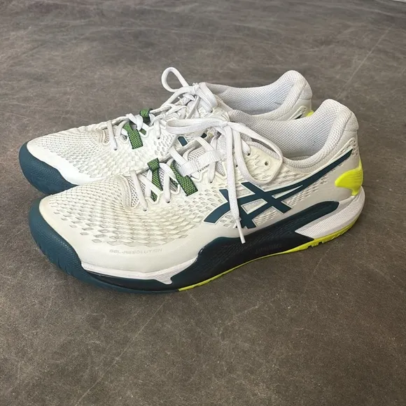 Men’s ASICS Gel Resolution Tennis shoes size 9.5. Like new.