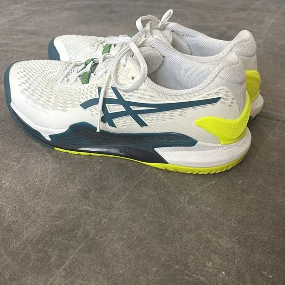 Men’s ASICS Gel Resolution Tennis shoes size 9.5. Like new.