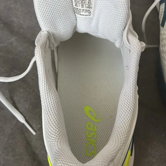 Men’s ASICS Gel Resolution Tennis shoes size 9.5. Like new.