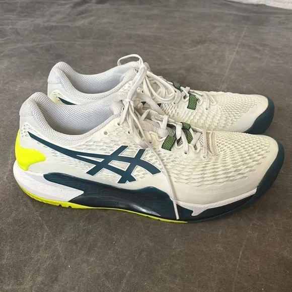 Men’s ASICS Gel Resolution Tennis shoes size 9.5. Like new.