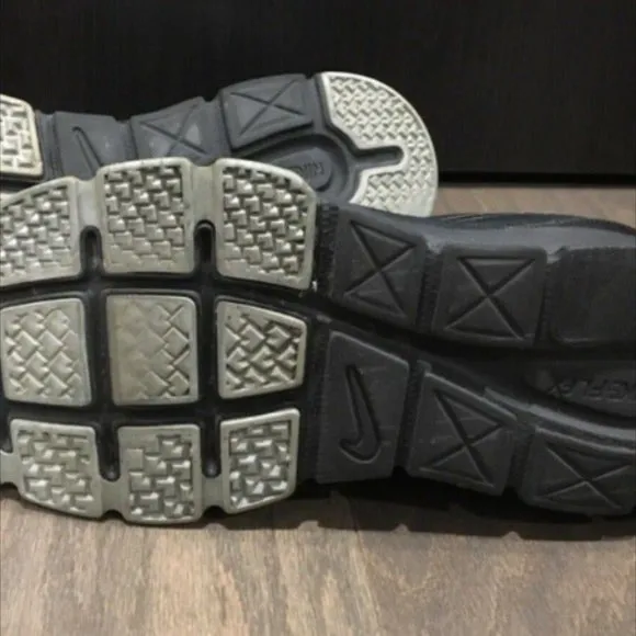 Mens Black and Gray Nike Training Sneakers Shoes