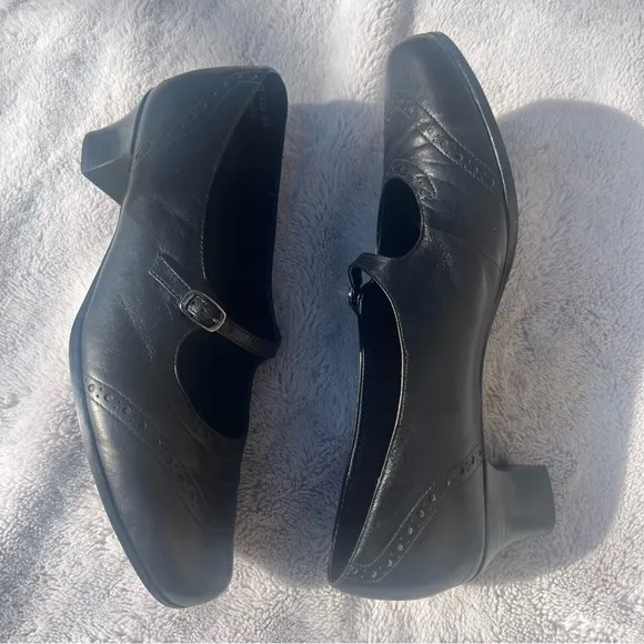 Munro American Isabel black leather Mary Jane shoes size 10W - 10 Wide