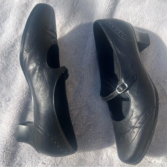Munro American Isabel black leather Mary Jane shoes size 10W - 10 Wide