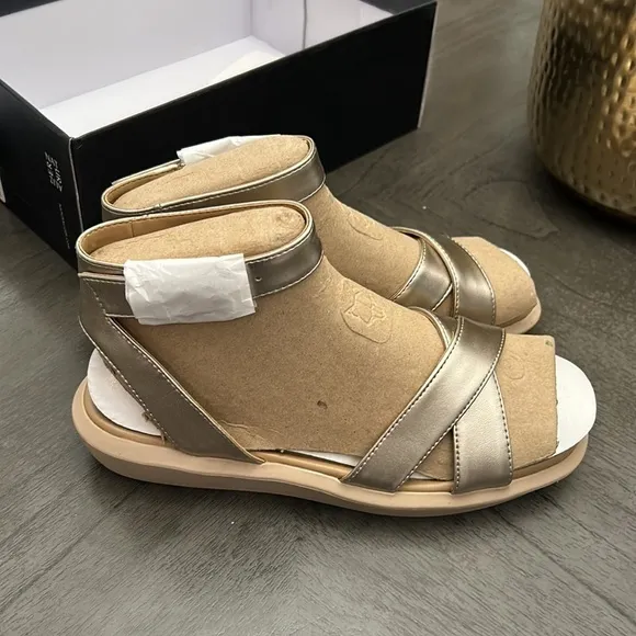 NATURALIZER Jamila Flat Sandals Women's Shoes In Warm Silver Metallic (WIDE)