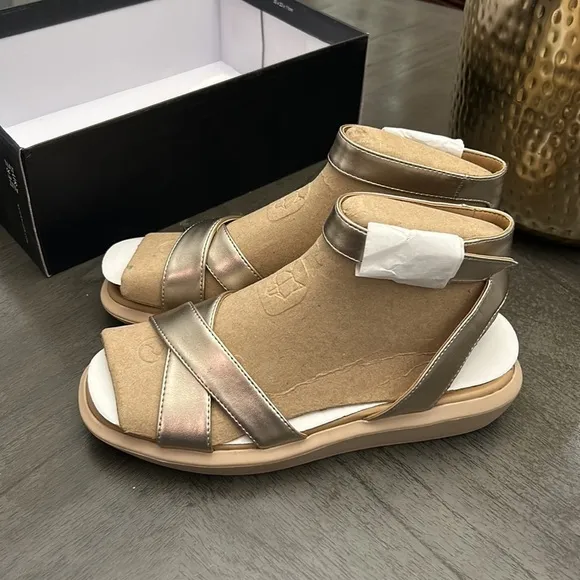 NATURALIZER Jamila Flat Sandals Women's Shoes In Warm Silver Metallic (WIDE)