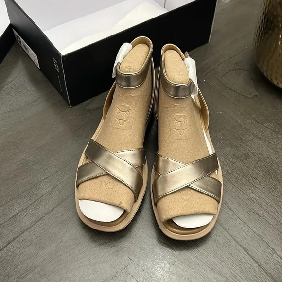 NATURALIZER Jamila Flat Sandals Women's Shoes In Warm Silver Metallic (WIDE)