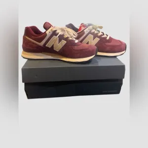 NEW BALANCE 574 Core Burgundy White Lifestyle Shoes Sneakers 8.5 Wmn 7 Men’s NIB