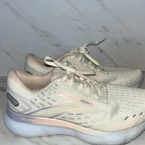 NEW Brooks Women's Glycerin 20 sneakers sz 7.5.   (E23)