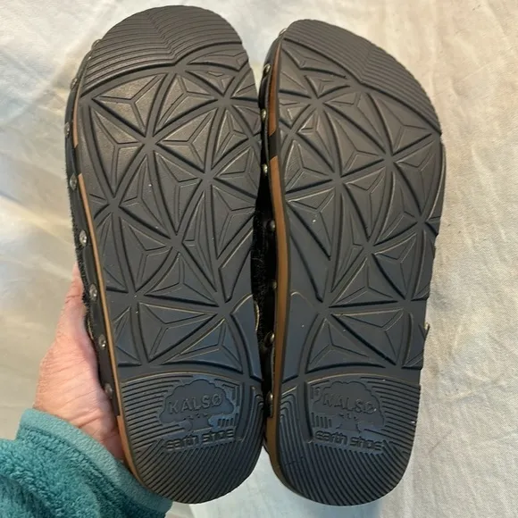 NEW KALSO Earth Shanti Black Mules Clogs Buckle Grommets Wool Negative Heel 8