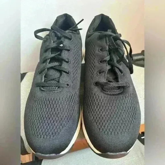 New! Skechers Arch Fit Women’s Black Sneakers Size 10 EU 40