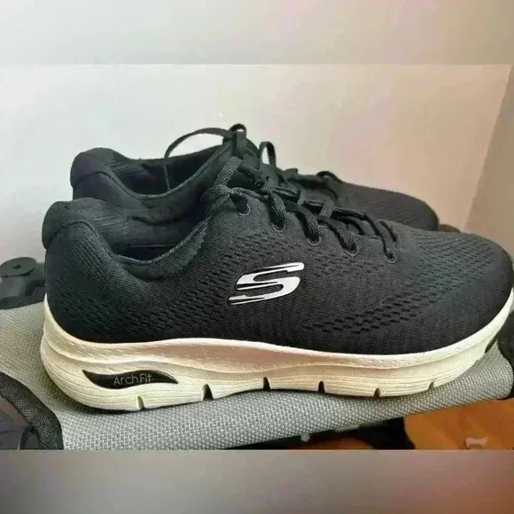 New! Skechers Arch Fit Women’s Black Sneakers Size 10 EU 40