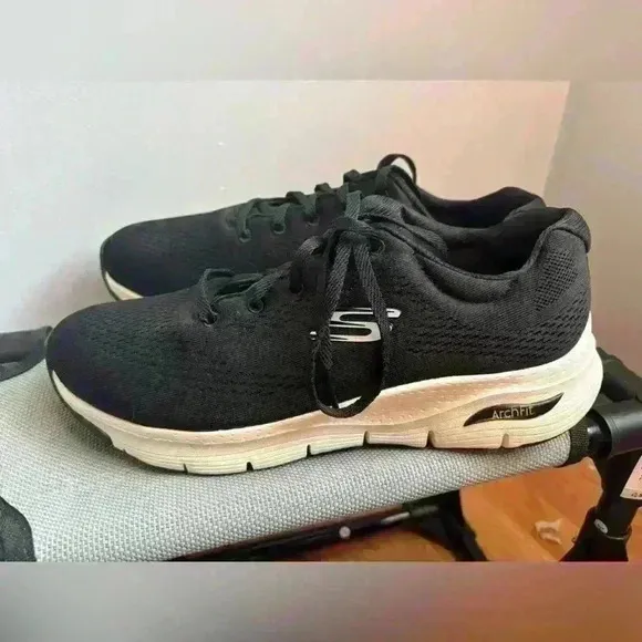 New! Skechers Arch Fit Women’s Black Sneakers Size 10 EU 40