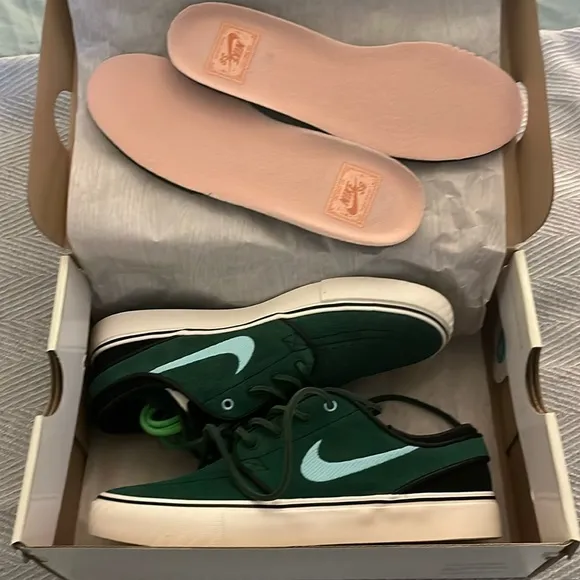 New still in box, never worn size 4 youth/ 5.5 woman’s Nike sb Janoski in green