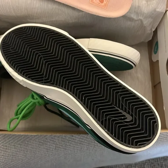New still in box, never worn size 4 youth/ 5.5 woman’s Nike sb Janoski in green