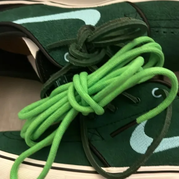 New still in box, never worn size 4 youth/ 5.5 woman’s Nike sb Janoski in green