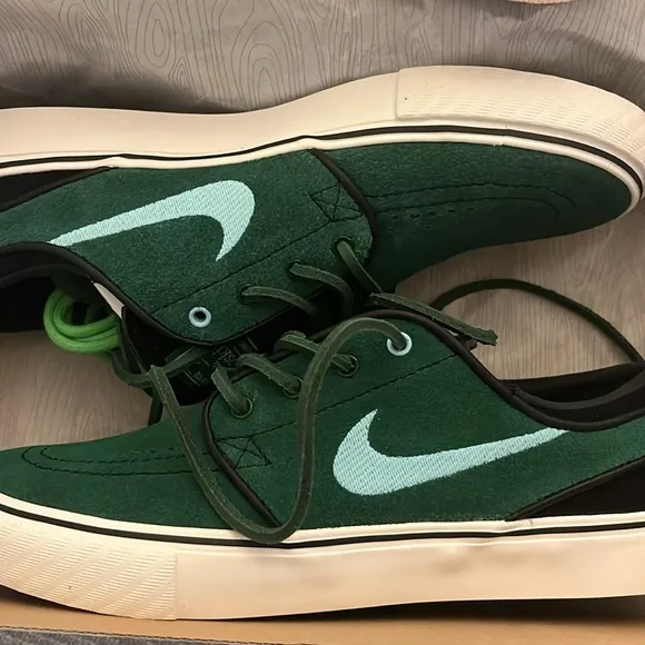 New still in box, never worn size 4 youth/ 5.5 woman’s Nike sb Janoski in green
