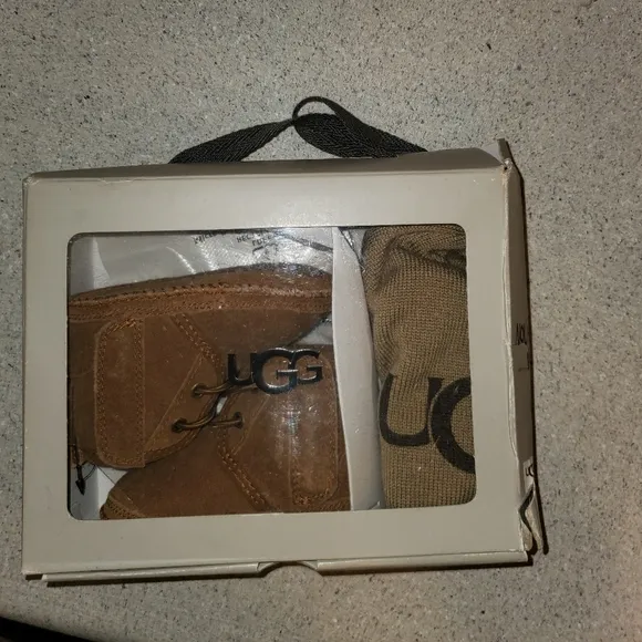 New UGGKids' Neumel and UGG Beanie Crib Shoe Gift Set (Infant) 2/3 6-12 …
