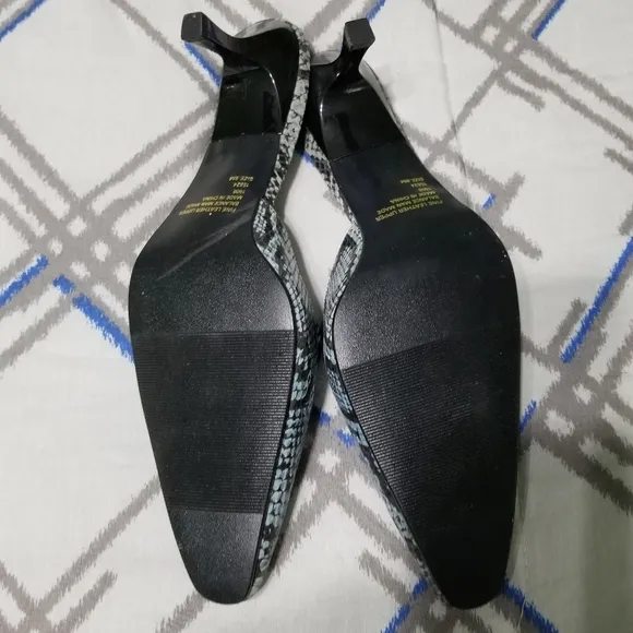 Newport News Easy Style low pump snake shoes