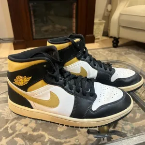 Nike Air Jordan Men's Black yellow and white Sneakers