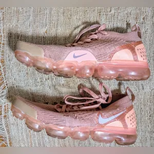 Nike Air Vapormax Flyknit 2 Shoes in Salmon