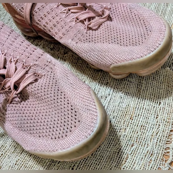Nike Air Vapormax Flyknit 2 Shoes in Salmon