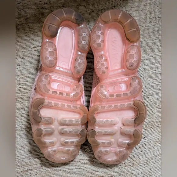 Nike Air Vapormax Flyknit 2 Shoes in Salmon