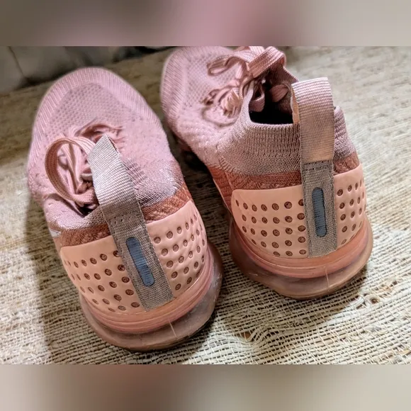 Nike Air Vapormax Flyknit 2 Shoes in Salmon