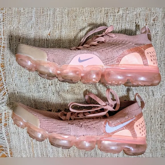Nike Air Vapormax Flyknit 2 Shoes in Salmon