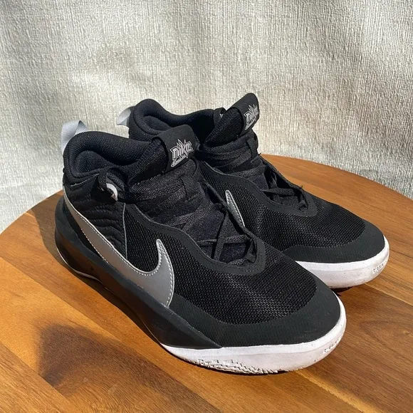 NIKE Big Kids’ Team Hustle D 10 Shoes - Black/ Metallic Silver/White Size 6Y