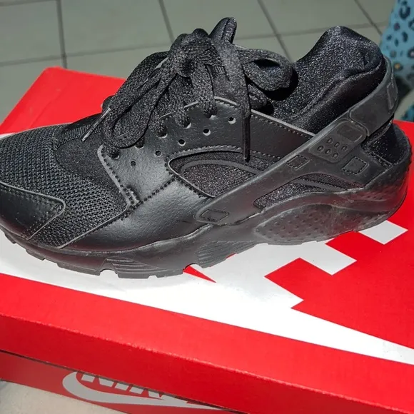 NIKE HUARACHES RUN (GS) 5y = 5 mens and 6.5 womens