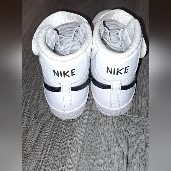 Nike Kids'  Blazer Mid '77 Shoes, High Top Classis Style, Sz 2.5, Great Cond