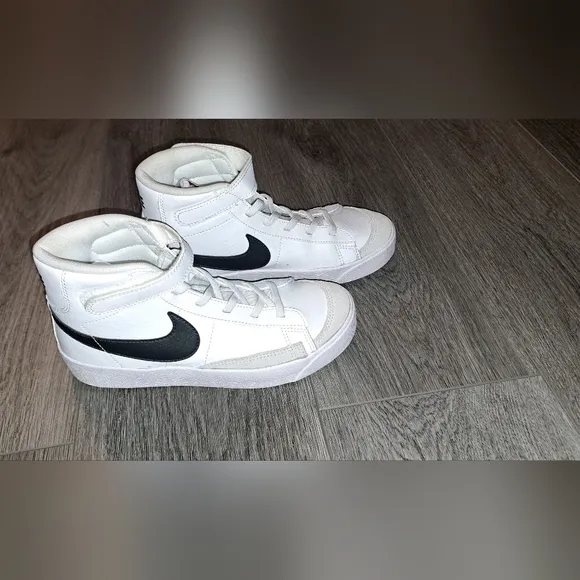 Nike Kids'  Blazer Mid '77 Shoes, High Top Classis Style, Sz 2.5, Great Cond