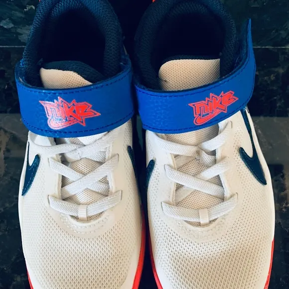 Nike Kids' Sz 12C Team Hustle D 10 Basketball Shoes, LIKE NEW, For Everyday Wear