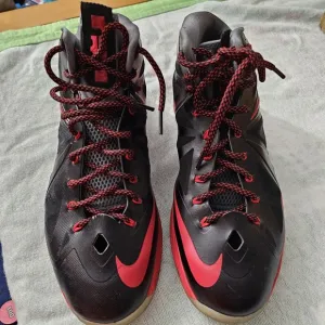 Nike LeBron James 10  &quot;Pressure&quot; Basketball Shoes Sneakers Men's Size 12.5, VGUC