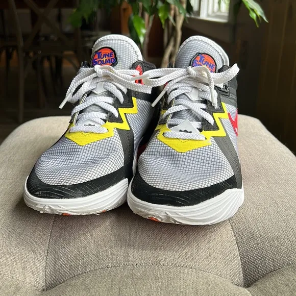 Nike Lebron Tune Squad (m 6.5, w 7.5)